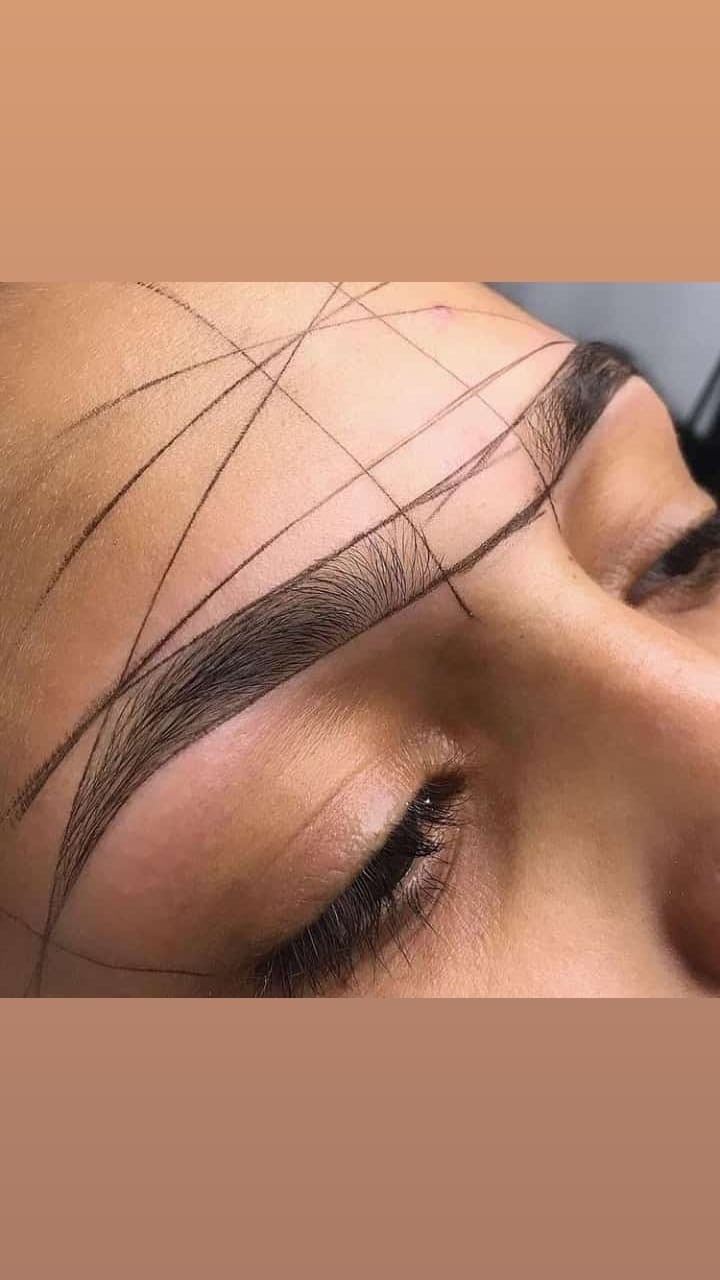 Close do desenho de sobrancelha com o mapeamento feito com linha