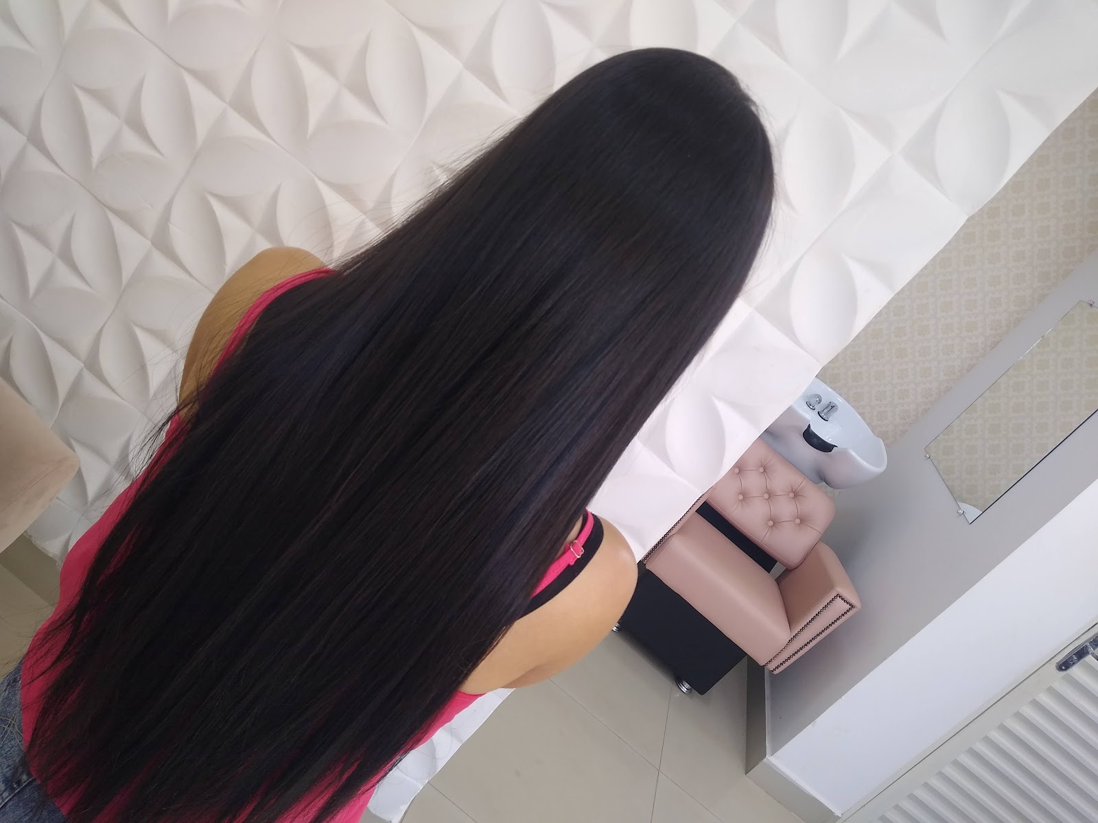 Cabelo longo, liso e brilhante depois da finalização, dentro do salão